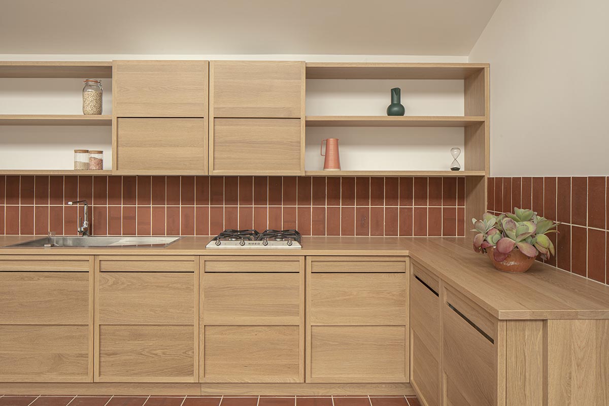 contemporary brick detailing for a splashback using Ketley Staffordshire red quarry tiles image by Peter Molloy